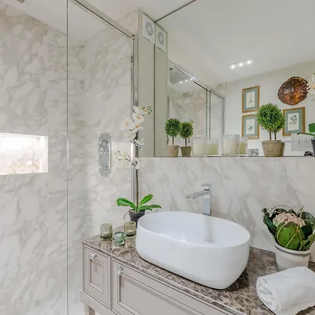 Luxury With Private Garden Inside Apartman Lucca