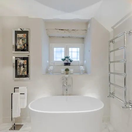 Luxury With Private Garden Inside Apartman Lucca
