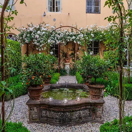 Luxury With Private Garden Inside