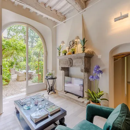 Luxury With Private Garden Inside Apartman *