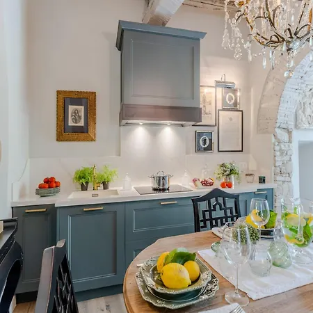 Luxury With Private Garden Inside Apartman Lucca
