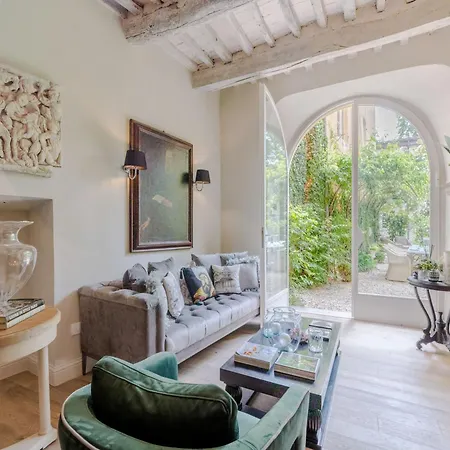 Luxury With Private Garden Inside Apartman Lucca