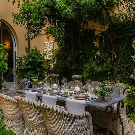 Luxury With Private Garden Inside Apartman