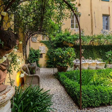 Luxury With Private Garden Inside Apartman *