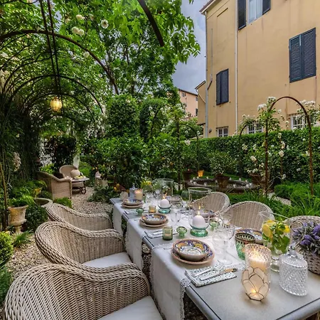 Luxury With Private Garden Inside Apartman Lucca