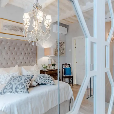 Luxury With Private Garden Inside Apartman *