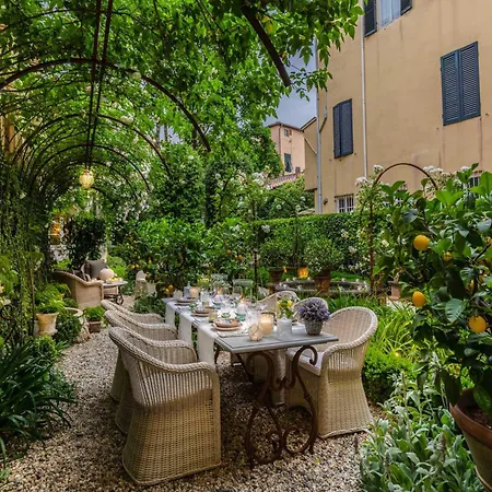 Luxury With Private Garden Inside Apartman Lucca