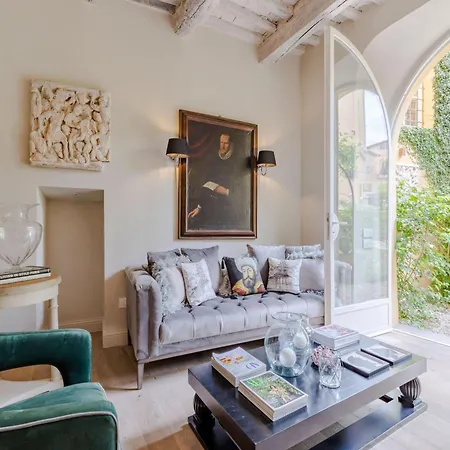 Luxury With Private Garden Inside Apartman Lucca