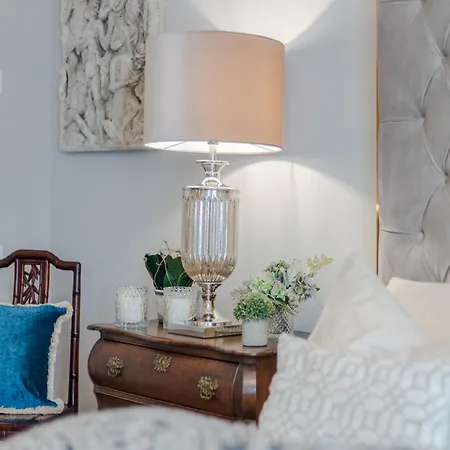 Luxury With Private Garden Inside Apartman Lucca