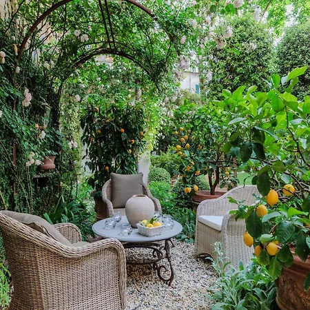 Luxury With Private Garden Inside Apartman