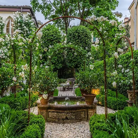 Luxury With Private Garden Inside Apartman Lucca